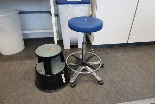 Kontorstol samt elefantfod, skraldespand, skoreoler m.m.