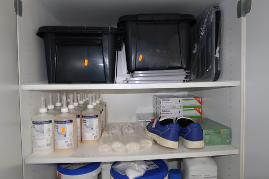 Skab med div. Rengøringsmidler samt kemi