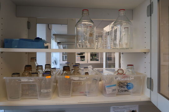 Div. Laboratorieglas, laboratorieudstyr, sikkedhedsudstyr m.m.