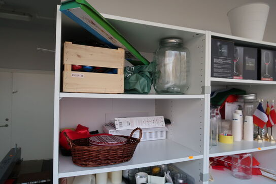 Skab med div. Vinglas, vaser, krukker, spil m.m.