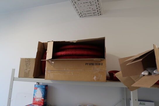 3 fag lagerreoler med div. Rengøringsmidler, rengøringsartikler m.m.