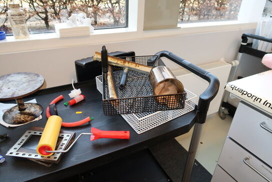 Opbevaringsvogn med indhold