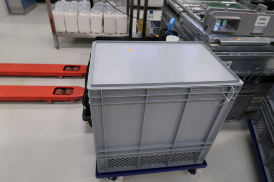 Div. Opbevaringskasser samt tryksprøjte