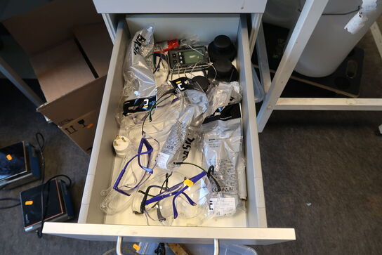 Div. Laboratorieglas, laboratorieudstyr, sikkedhedsudstyr m.m.