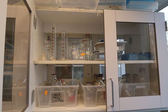 Div. Laboratorieglas, laboratorieudstyr, sikkedhedsudstyr m.m.