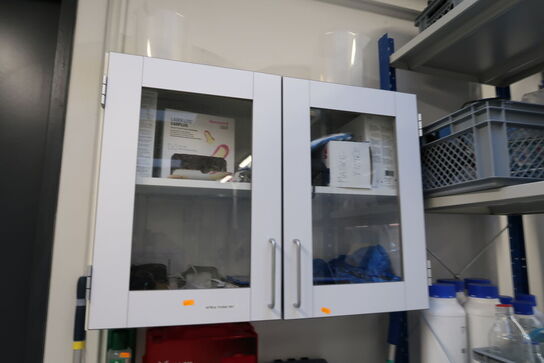 Skab med indhold samt førstehjælpskit m.m.