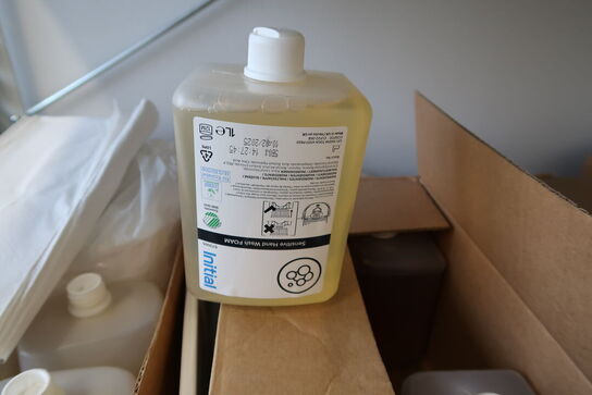 3 fag lagerreoler med div. Rengøringsmidler, rengøringsartikler m.m.