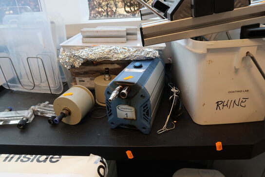 Vakuumpumpe VACUUBRAND ME 1 samt div. Laboratorieudstyr