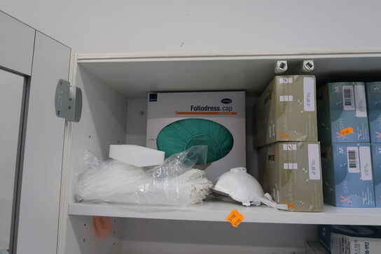 Stålskab med div. Engangshandsker, masker m.m.