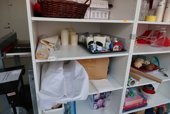 Skab med div. Vinglas, vaser, krukker, spil m.m.