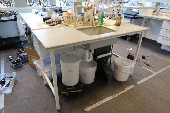 Arbejdsbord med vask og armatur uden indhold