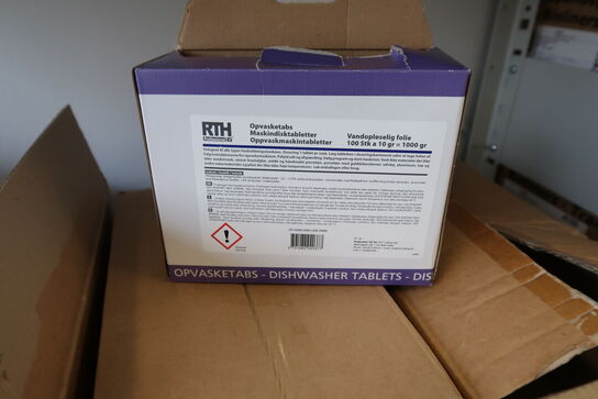 3 fag lagerreoler med div. Rengøringsmidler, rengøringsartikler m.m.