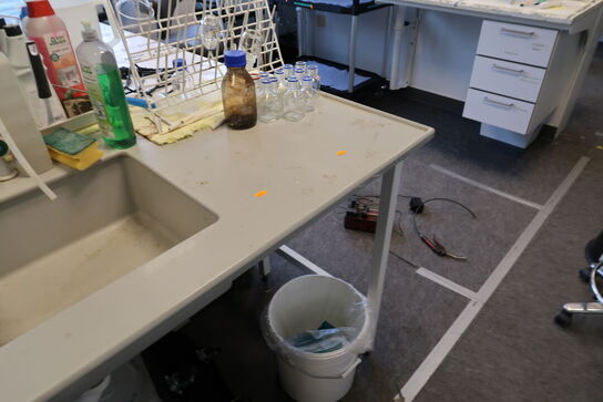 Arbejdsbord med vask og armatur uden indhold