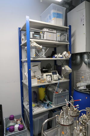 Lagerreol uden indhold