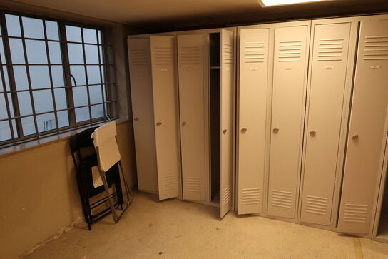 Omklædningsskabe, tøjstativ samt klapstole