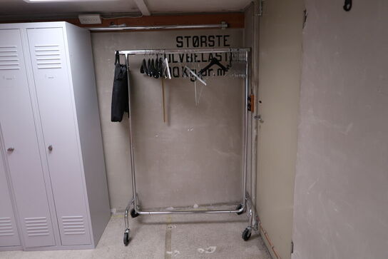 Omklædningsskabe, tøjstativ samt klapstole