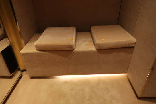 Bænk med LED-lys samt tøjstativ