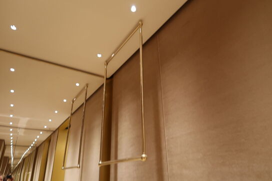 Tøjstativ med div. Trækasser med LED-lys