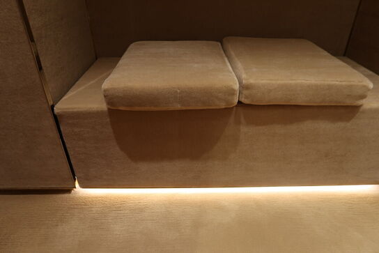 Bænk med LED-lys samt tøjstativ