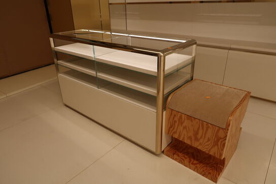 Udstillingsdisk samt skammel