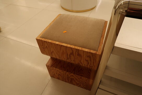 Udstillingsdisk samt skammel