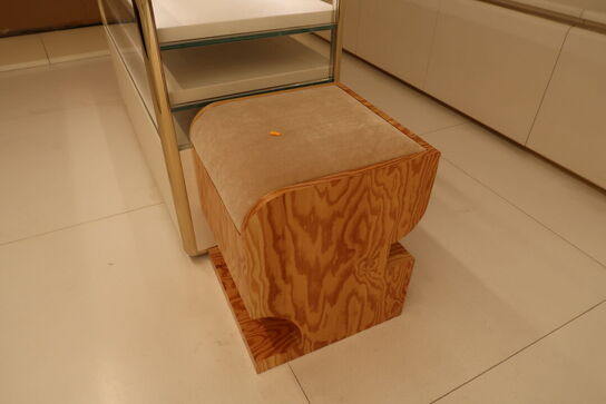 Udstillingsdisk samt skammel