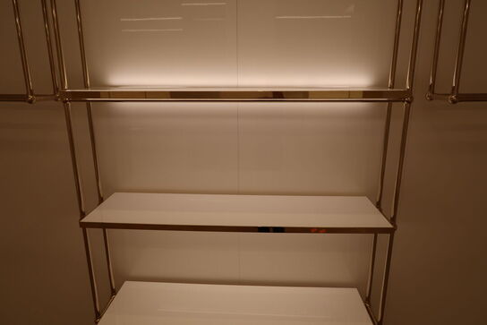 Div. Tøjstativer samt reol med LED-lys