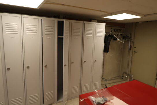 Omklædningsskabe, tøjstativ samt klapstole