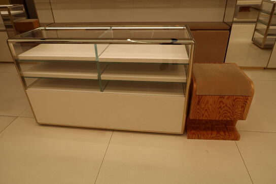 Udstillingsdisk samt skammel