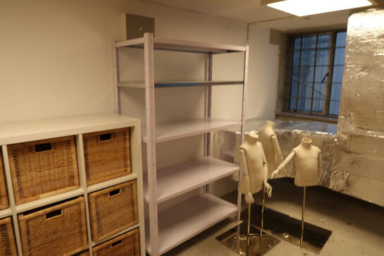 3 stk. podier, lagerreol, reol samt 3 stk. mannequin