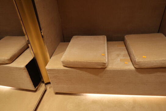 Bænk med LED-lys samt tøjstativ