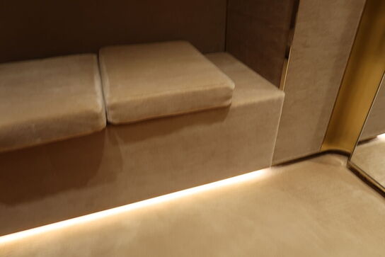 Bænk med LED-lys samt tøjstativ