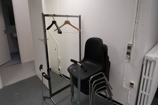 4 stk. stabelstole, tøjstativ samt 2 stk. skraldespandsstativer