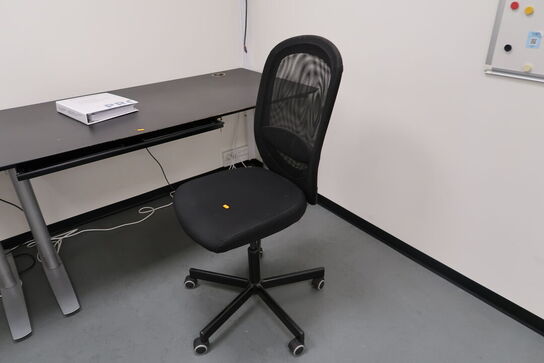 El. hæve/sænke skrivebord samt kontorstol