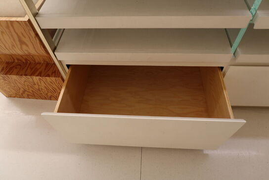 Udstillingsdisk samt skammel