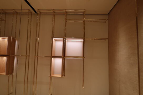 Tøjstativ med div. Trækasser med LED-lys