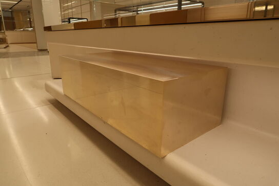 Bænk samt 2 stk. udstillingsdiske