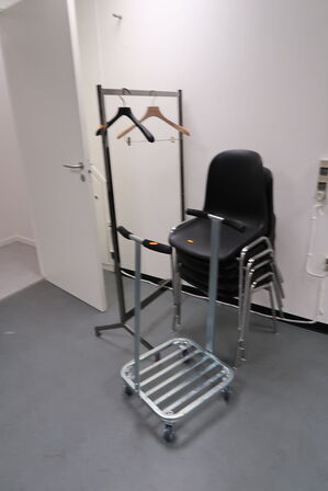 4 stk. stabelstole, tøjstativ samt 2 stk. skraldespandsstativer