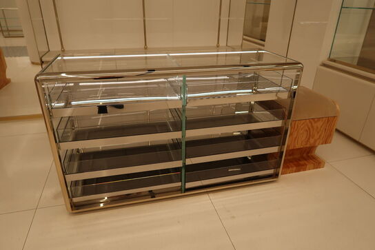 Udstillingsdisk samt skammel