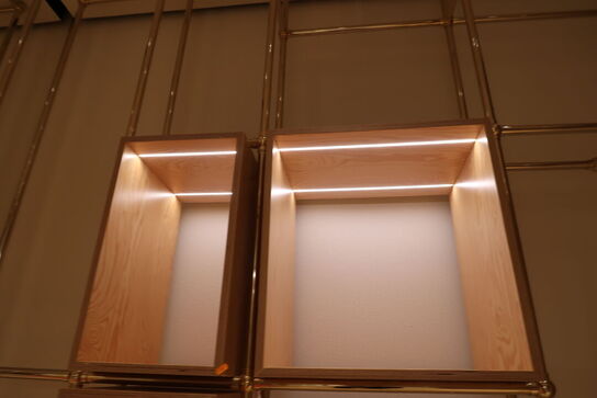 Tøjstativ med div. Trækasser med LED-lys