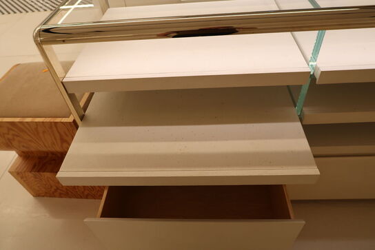 Udstillingsdisk samt skammel