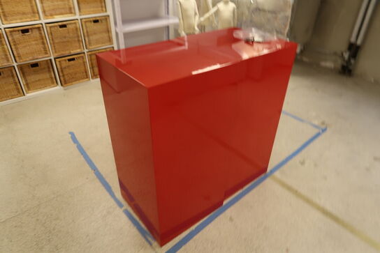 3 stk. podier, lagerreol, reol samt 3 stk. mannequin