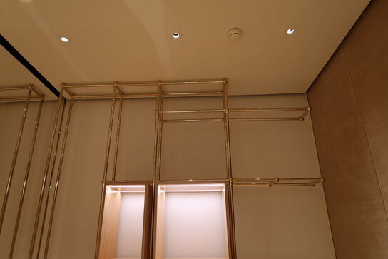 Tøjstativ med div. Trækasser med LED-lys