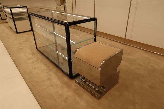 Udstillingsdisk samt skammel