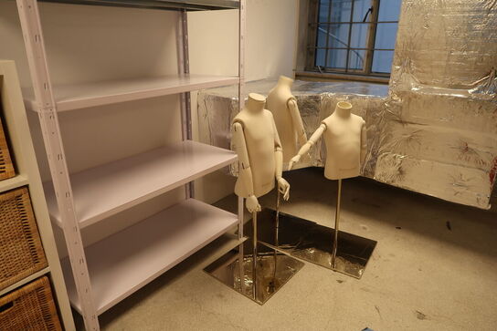 3 stk. podier, lagerreol, reol samt 3 stk. mannequin