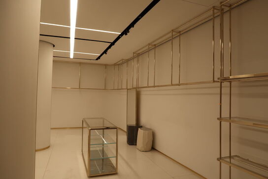 Div. Tøjstativer, reol samt spejl