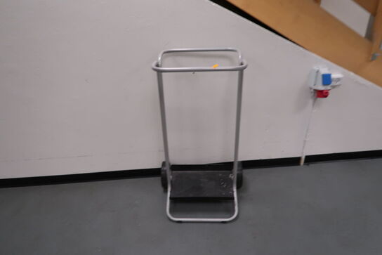 4 stk. stabelstole, tøjstativ samt 2 stk. skraldespandsstativer