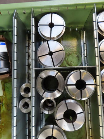 Skuffeskab med indhold