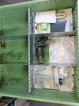 Skuffeskab med indhold