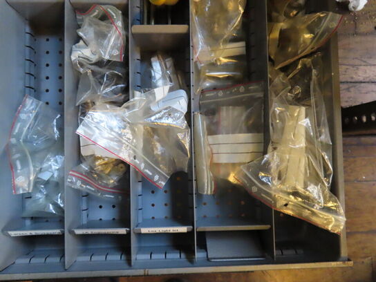 Skuffeskab med indhold